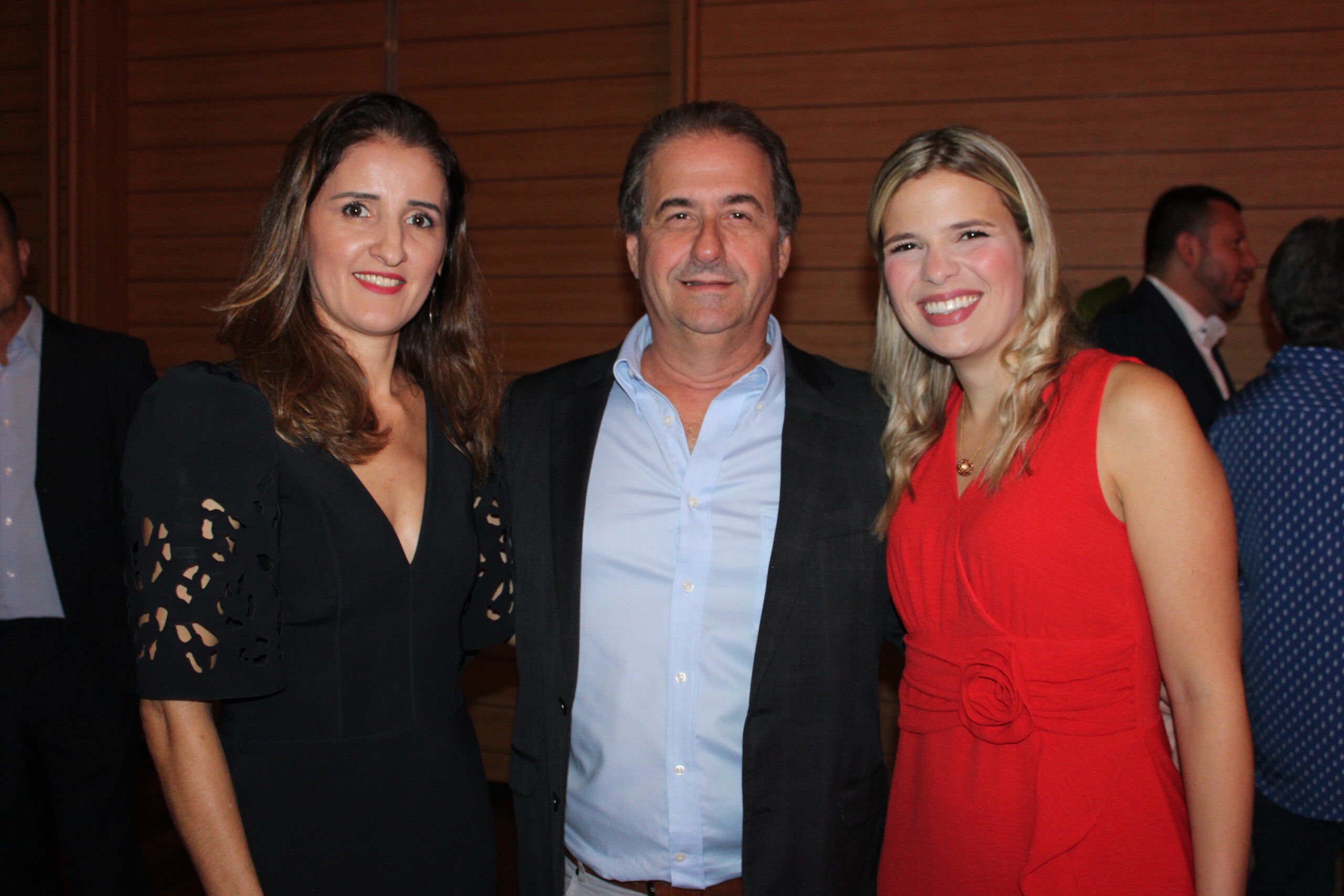 Heuvecio Garofalo, da Confiança, com Andreia Oliveira e Ana Carolina Rocha, da Latam Heuvecio Garofalo, da Confiança, com Andreia Oliveira e Ana Carolina Rocha, da Latam