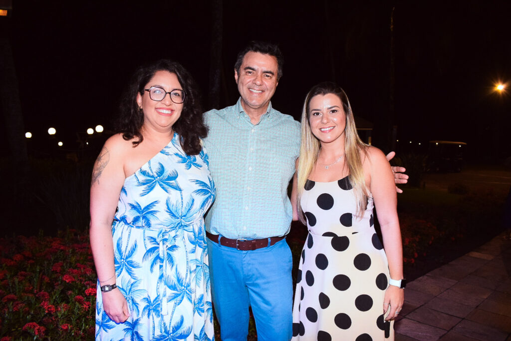 Aline Lima, da Azul Viagens; Flavio Monteiro, diretor do Transamerica Comandatuba; e Natalia Saderi, da Azul Viagens