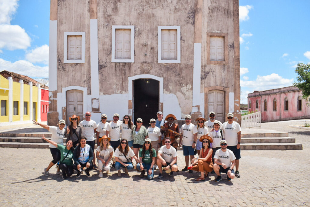 Famtour Paraíbe-se em frente a igreja que serviu de cenário no filme Auto da Compadecida