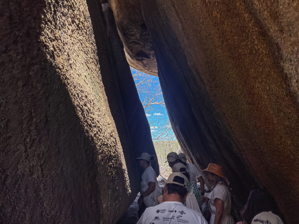 A trilha do Portal da Luz possui passagens estreitas entre pedras milenares