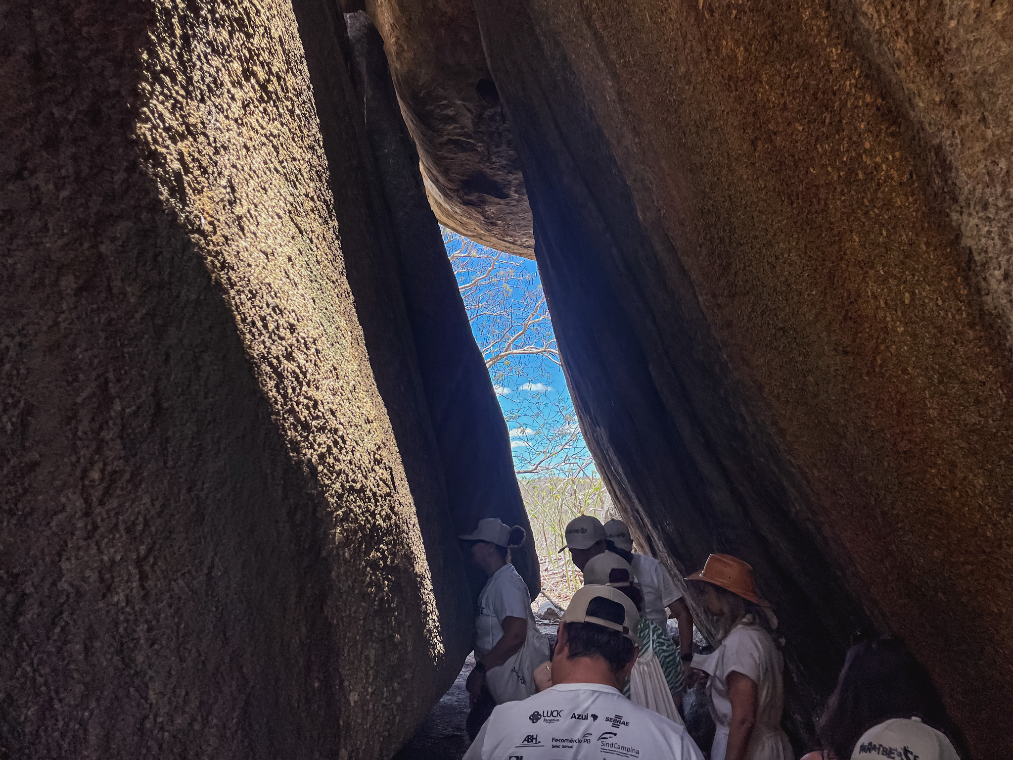 A trilha do Portal da Luz possui passagens estreitas entre pedras milenares A trilha do Portal da Luz possui passagens estreitas entre pedras milenares