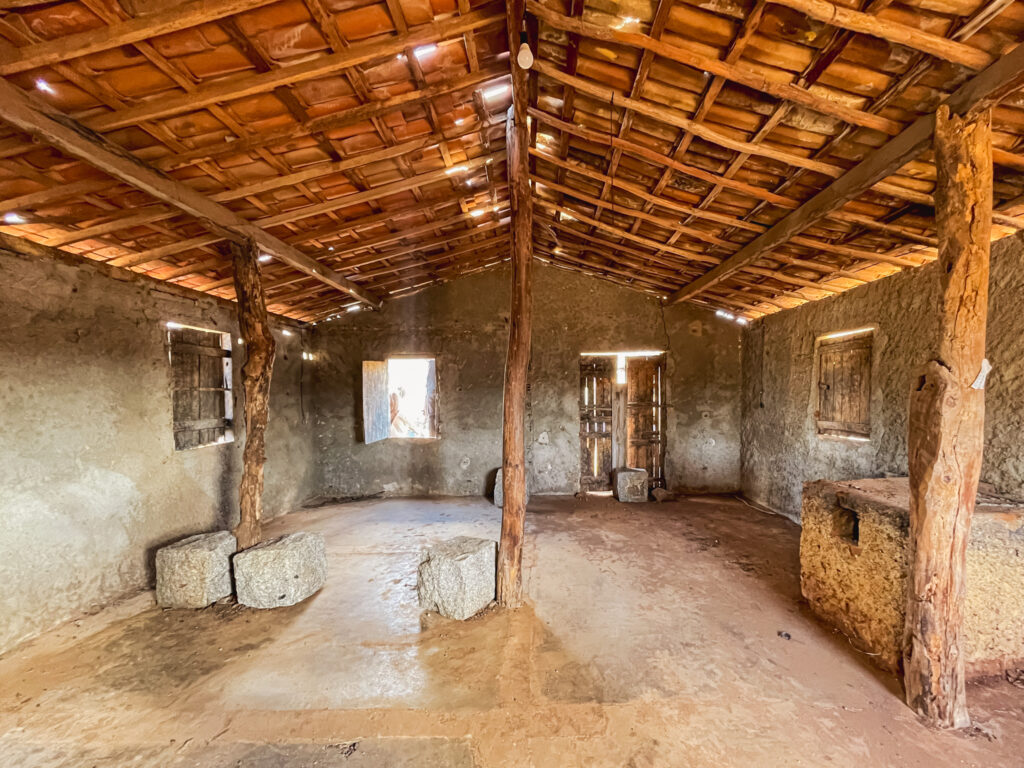 Interior do casebre no Lajedo Pai Mateus