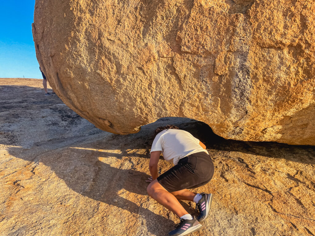 A entrada para a Pedra do Desejo se dá por uma fenda na parte inferior