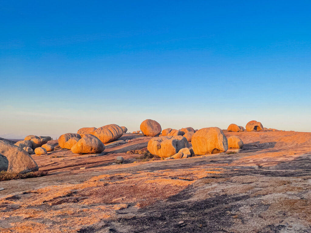 Cerca de 100 pedras compõem a paisagem que, segundo pesquisadores, eram um bloco único no Lajedo Pai Mateus