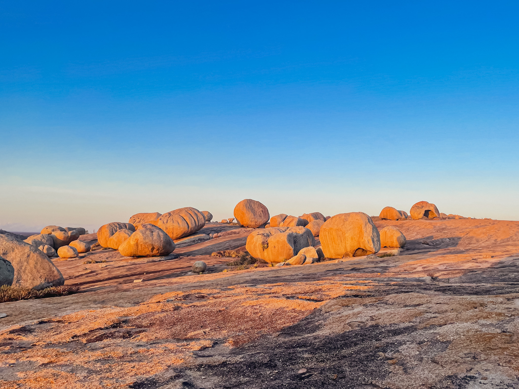 Cerca de 100 pedras compõem a paisagem que, segundo pesquisadores, eram um bloco único no Lajedo Pai Mateus Cerca de 100 pedras compõem a paisagem que, segundo pesquisadores, eram um bloco único no Lajedo Pai Mateus