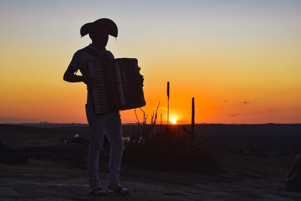 O grupo pôde assistir ao pôr do sol o grupo ao som do mais autêntico forró nordestino