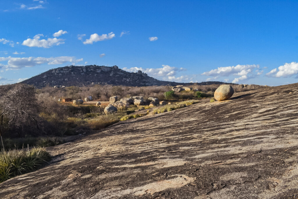 A região onde fica o Lajedo Pai Mateus é rochosa e possui pedras que pesam toneladas