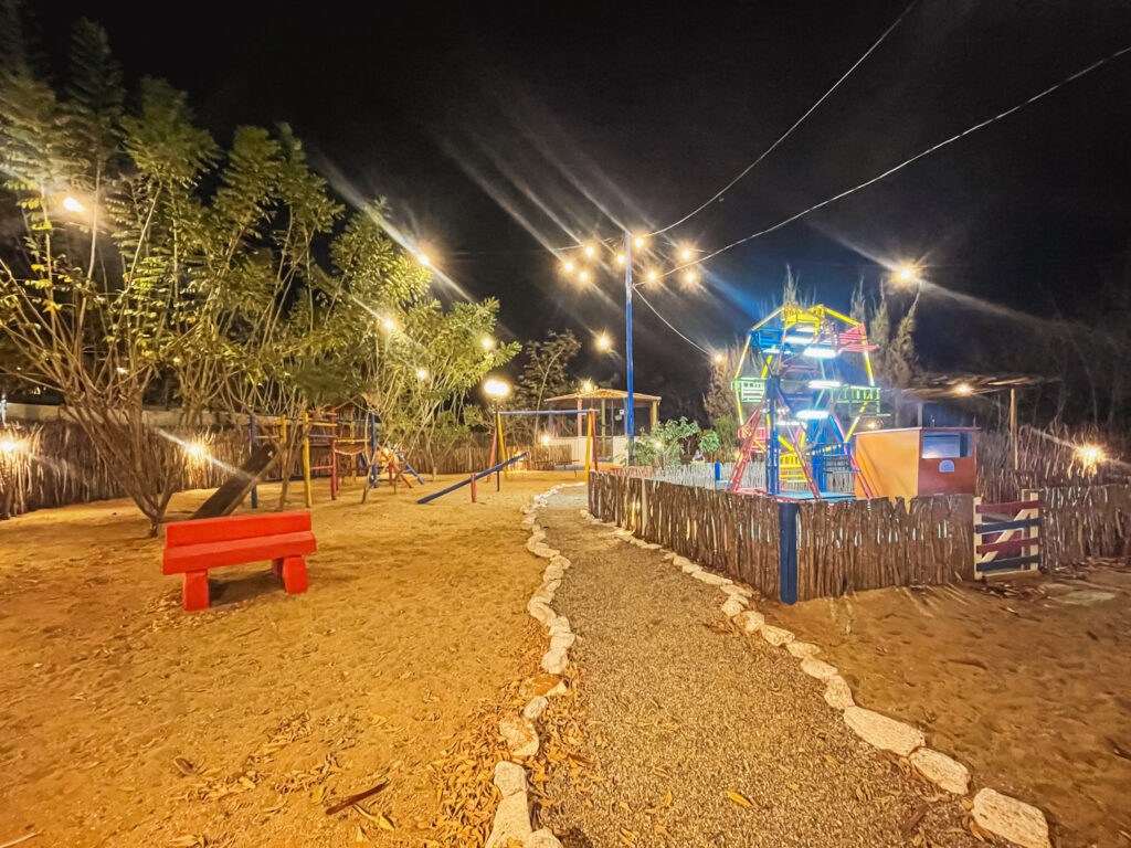 Parque infantil com playground e mini roda gigante