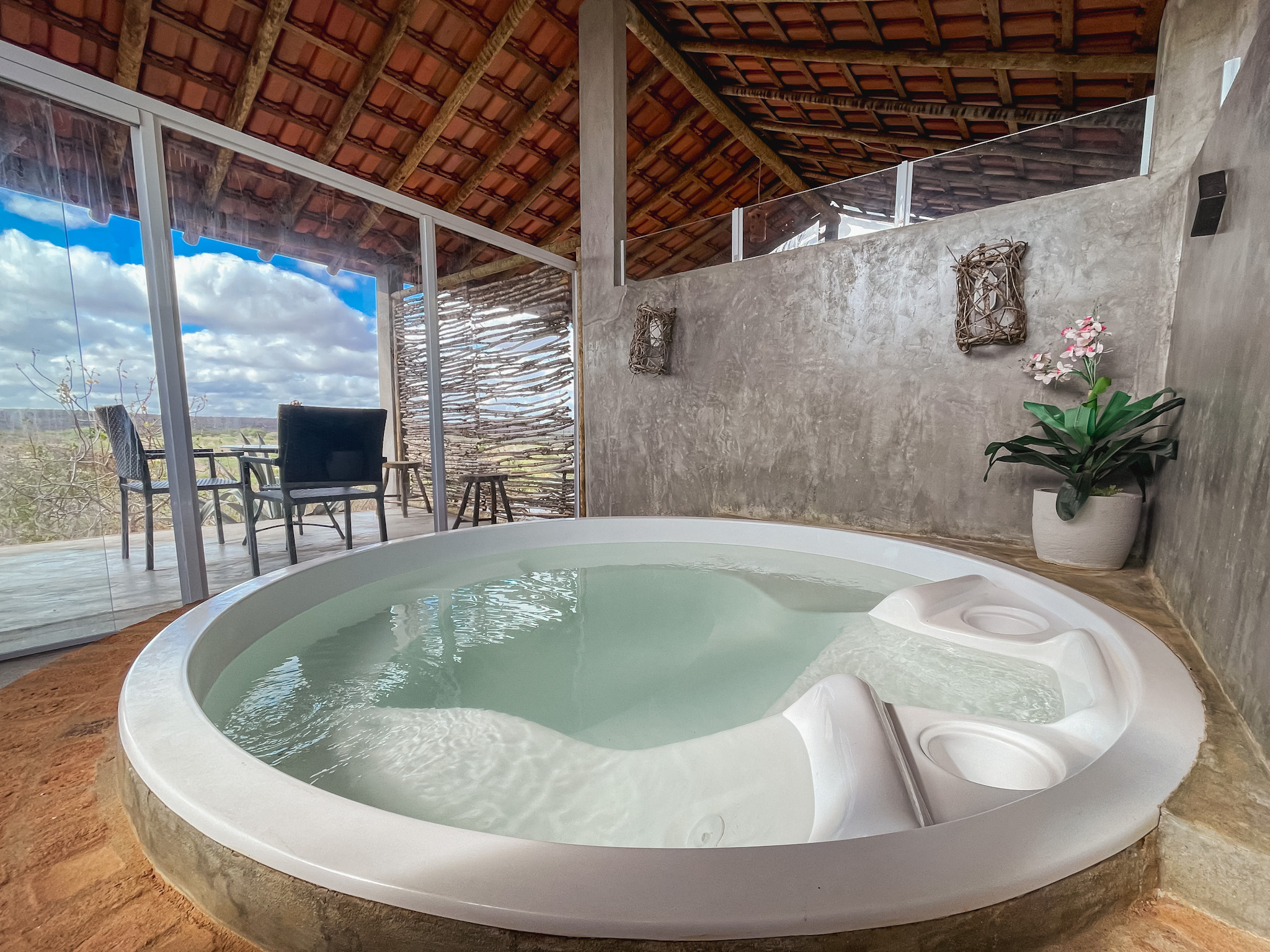 Algumas suítes possuem acesso exclusivo à jacuzzi Algumas suítes possuem acesso exclusivo à jacuzzi