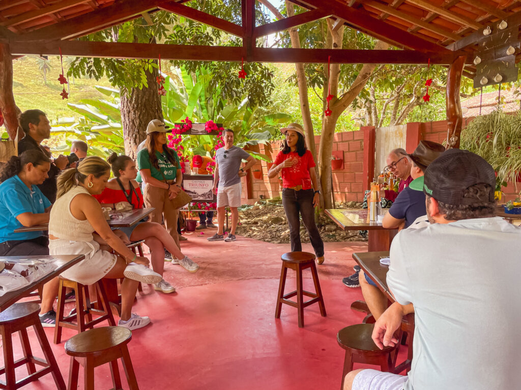 Maria Júlia, proprietária do Engenho Triunfo contou sobre a história do empreendimento e apresentou como é feita a cachaça