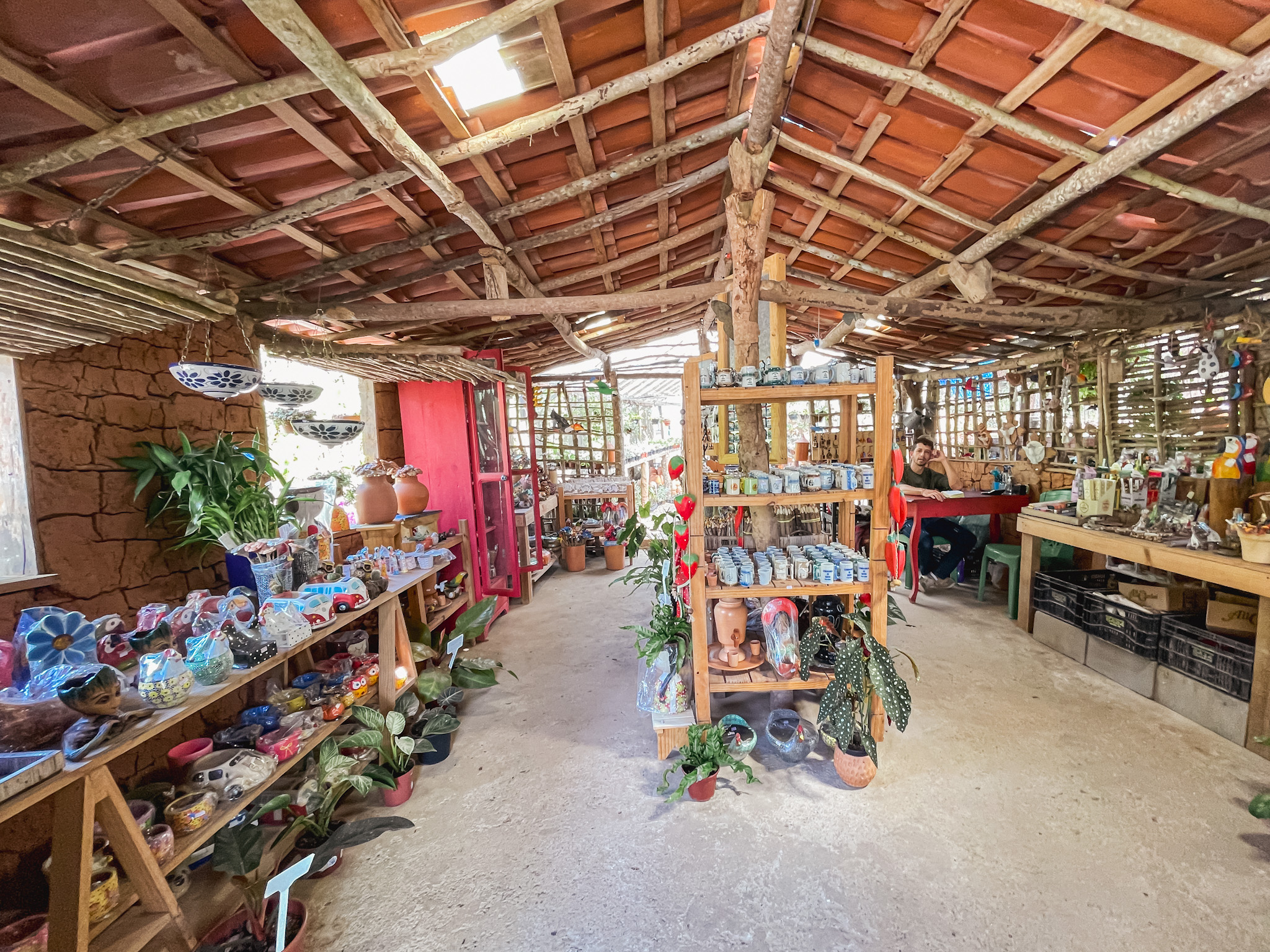 Além das plantas, enfeites e souvenirs estão à venda Além das plantas, enfeites e souvenirs estão à venda