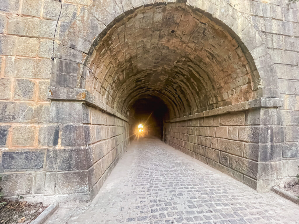 Parte do trajeto contempla passar pelo túnel em que circulava a Maria Fumaça quando a cidade tinha a estação ativa
