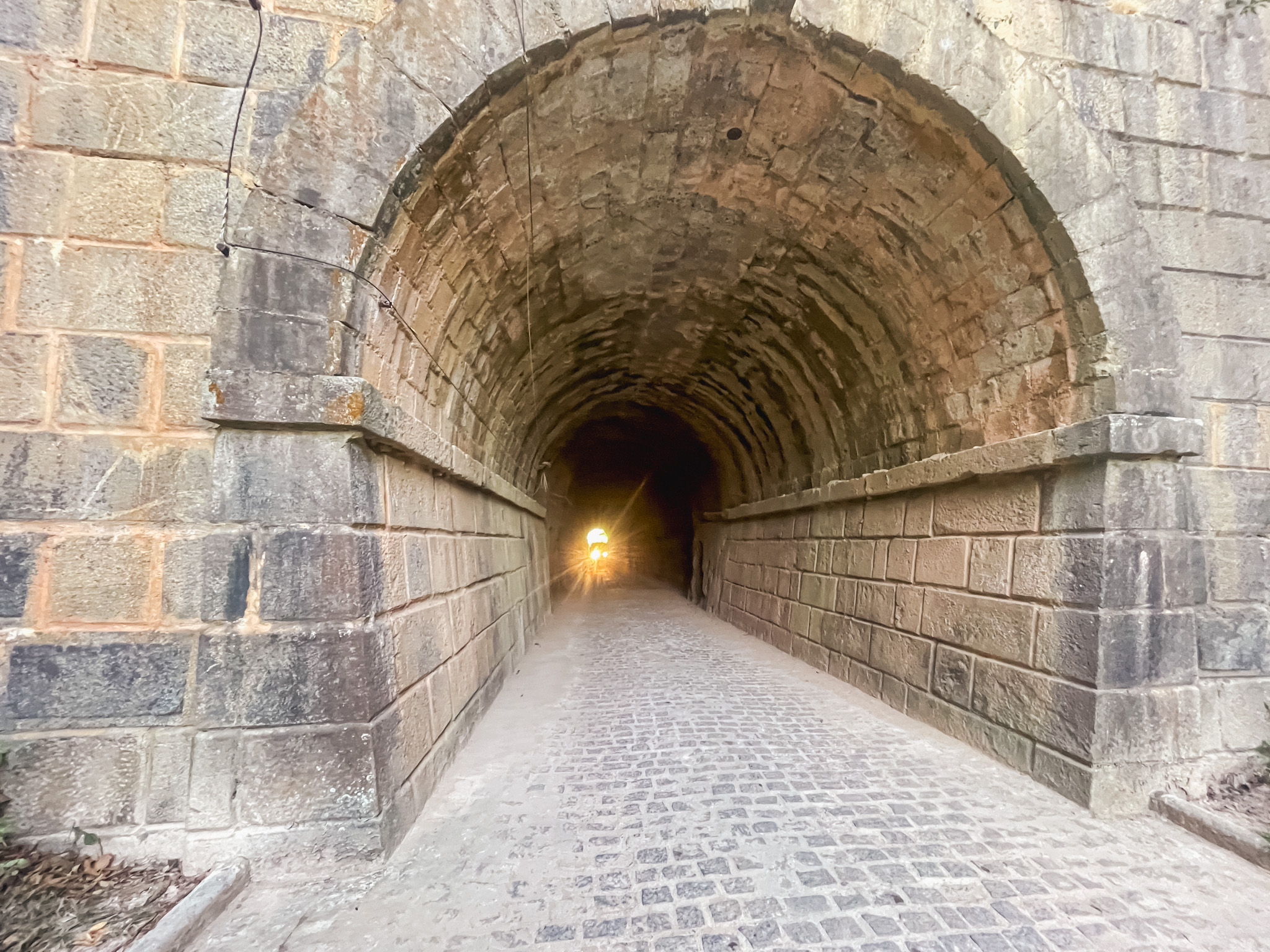 Parte do trajeto contempla passar pelo túnel em que circulava a Maria Fumaça quando a cidade tinha a estação ativa Parte do trajeto contempla passar pelo túnel em que circulava a Maria Fumaça quando a cidade tinha a estação ativa