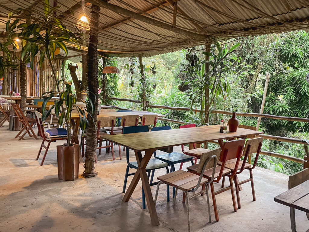 Além de área para banho, a Bica dos Cocos possui um restaurante e área para crianças brincarem