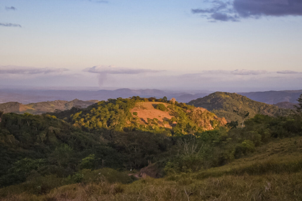 Vista para o morro ao entardecer