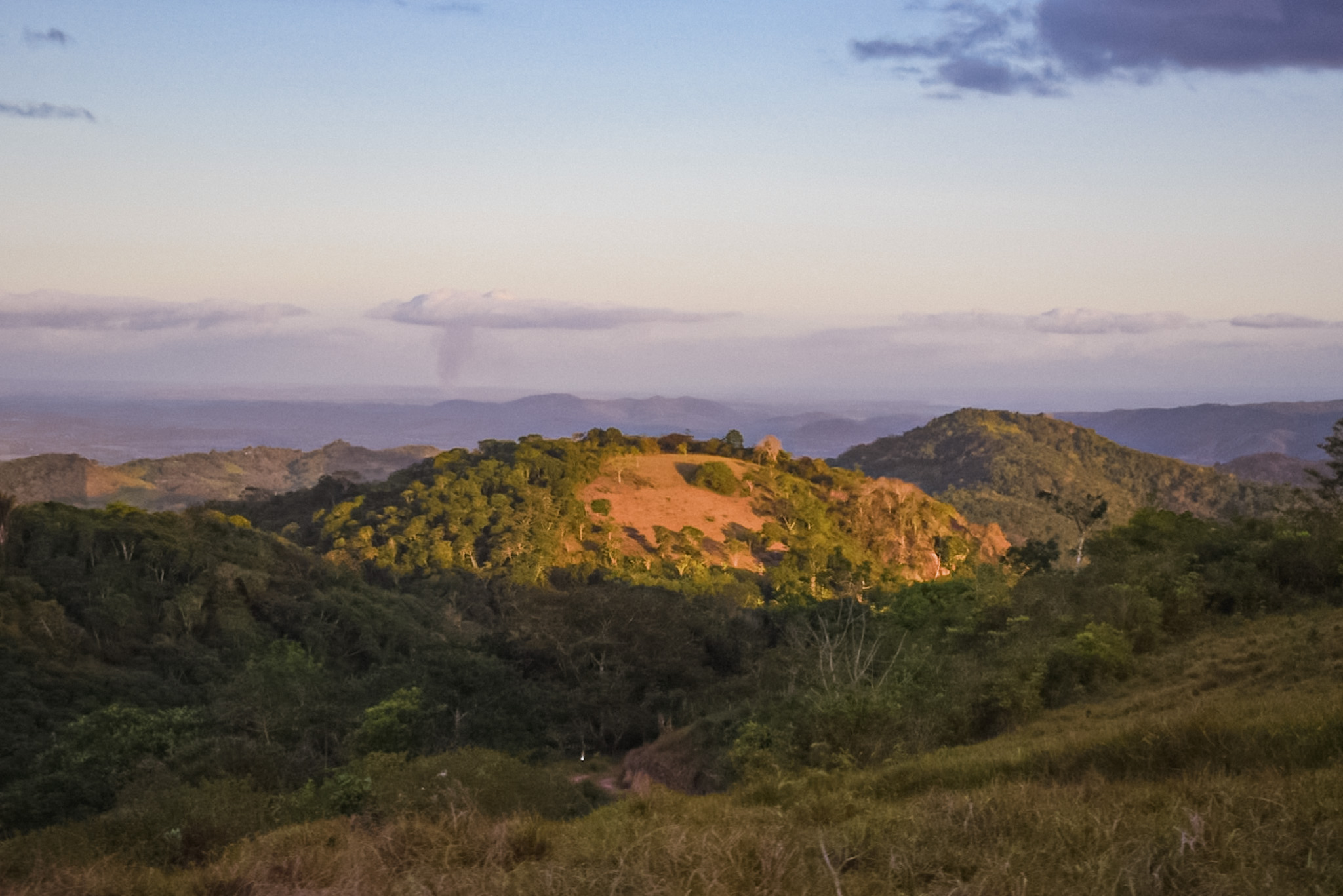 Vista para o morro ao entardecer Vista para o morro ao entardecer