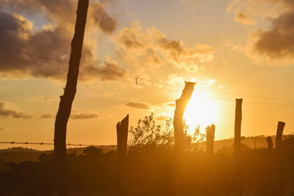 Paisagem das serras em Bananeira ao por do sol