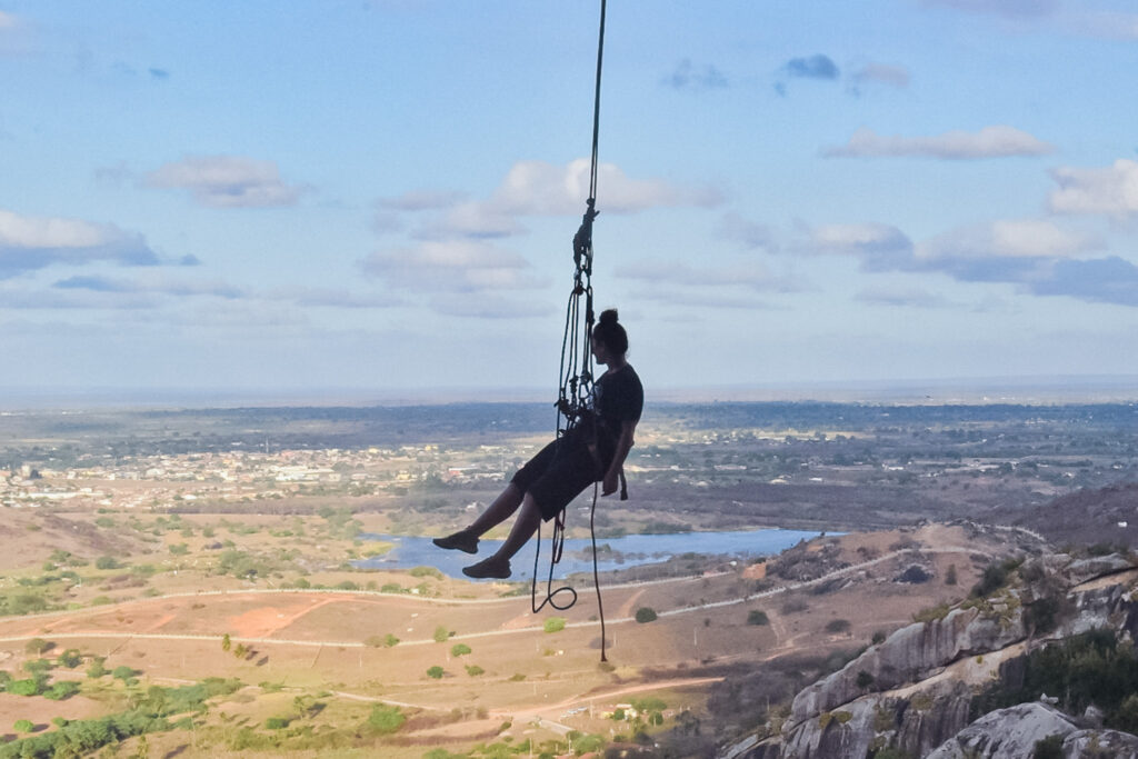 O pêndulo é o atrativo principal do Parque Estadual da Pedra da Boca e oferece uma experiência de muita adrenalina