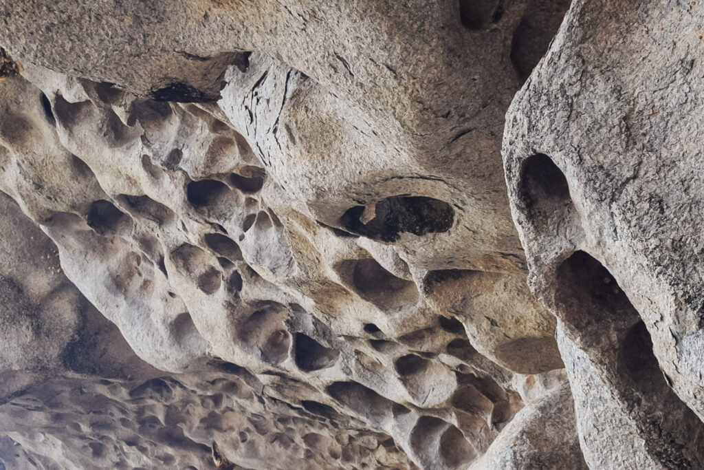 Interior da pedra do Santuário esculpido pelas intempéries climáticas ao longo do tempo
