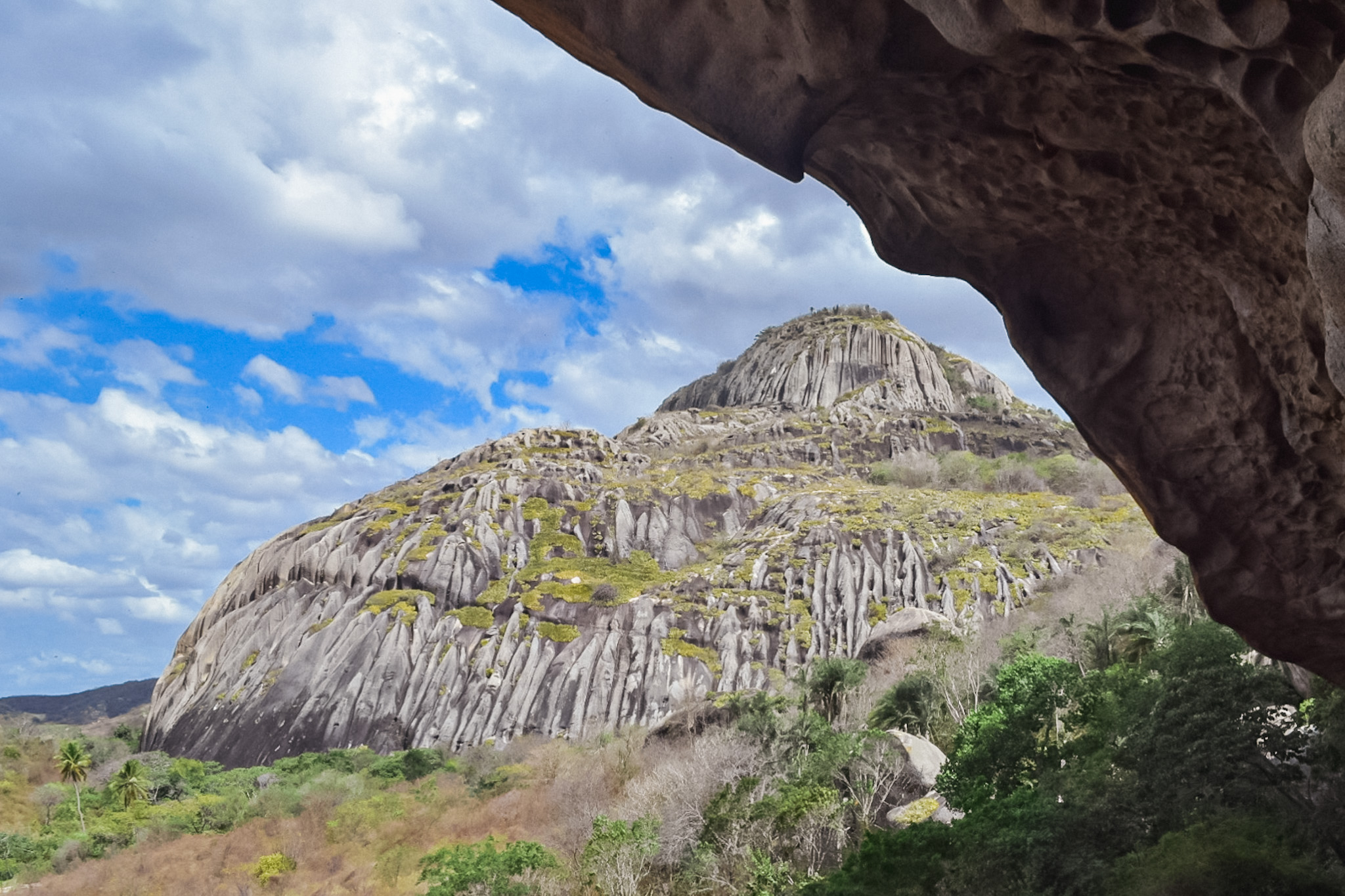 Vista do arque Estadual da Pedra da Boca para as formações rochosas