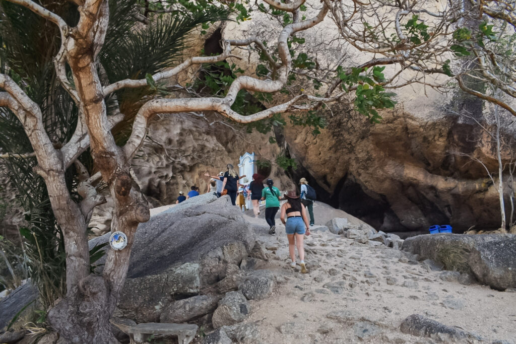 Famtour Paraíba-se fazendo trilha para o topo da Pedra da Boca