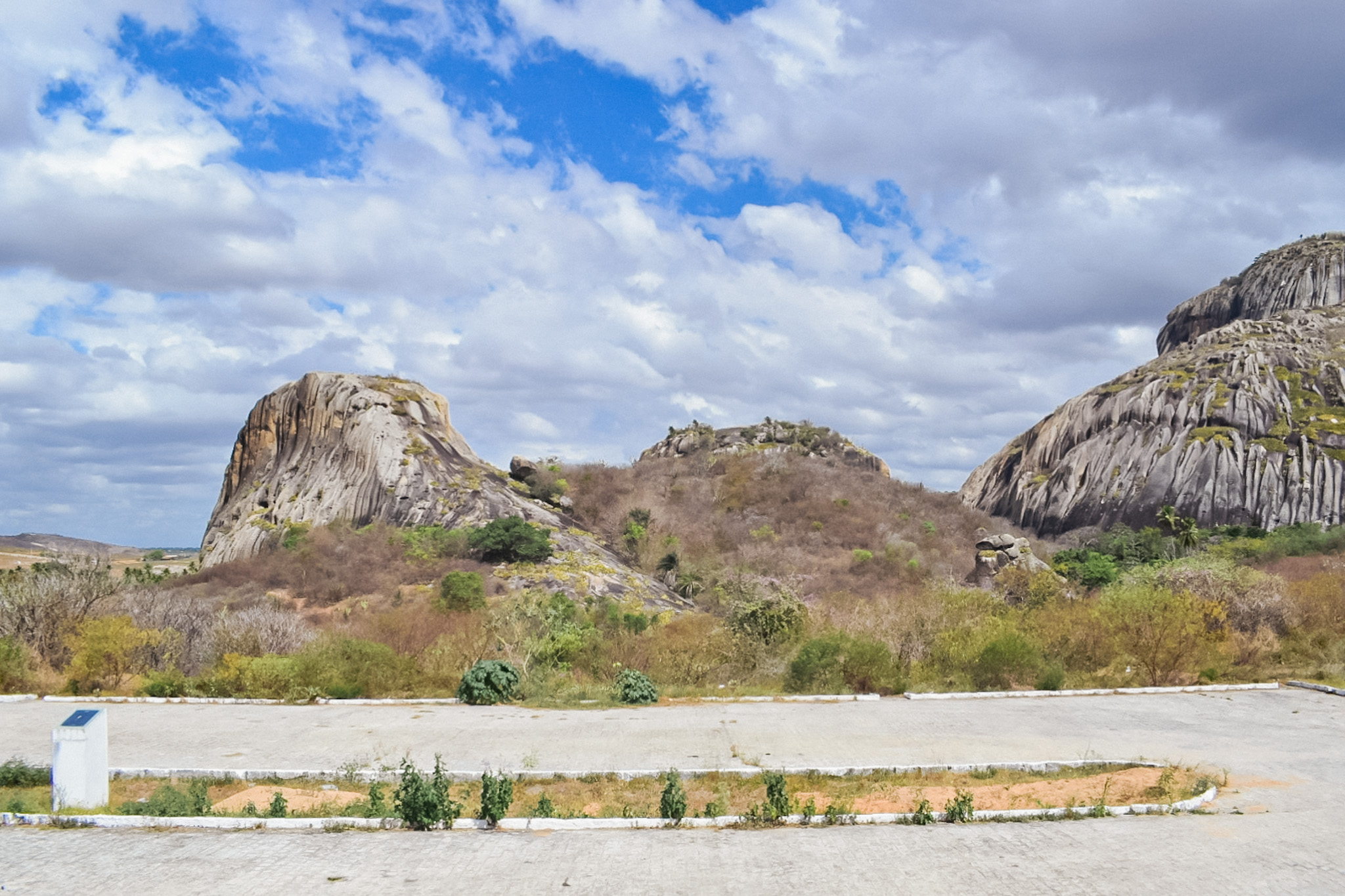 Vista para formações rochosas no arque Estadual da Pedra da Boca