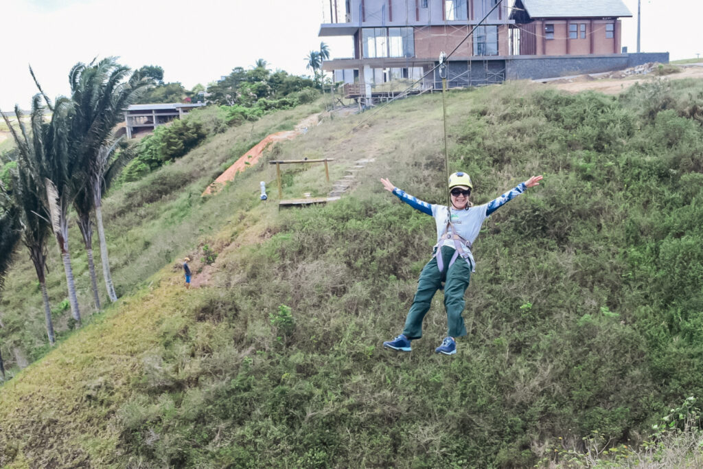 A tirolesa percorre o vale e dá uma vista panorâmica da Fazenda Alteza