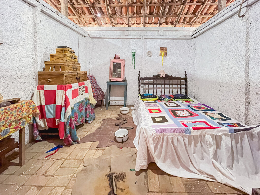 Interior de uma casa de época na Vila Sítio São João