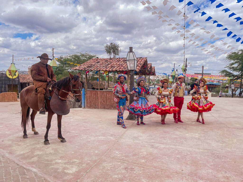 Uma apresentação de quadrilha foi realizada para a famtour Paraíba-se