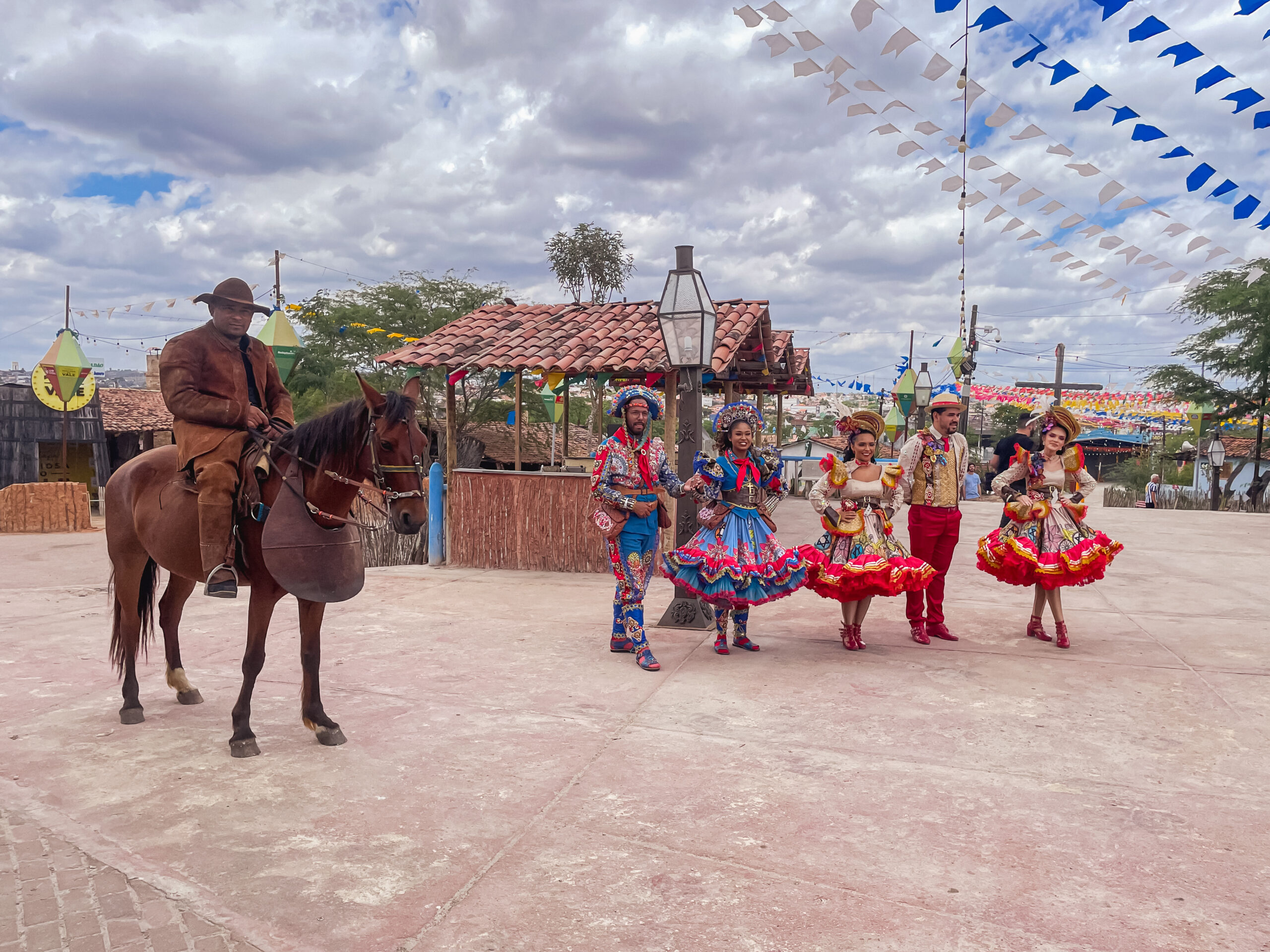 Uma apresentação de quadrilha foi realizada para a famtour Paraíba-se