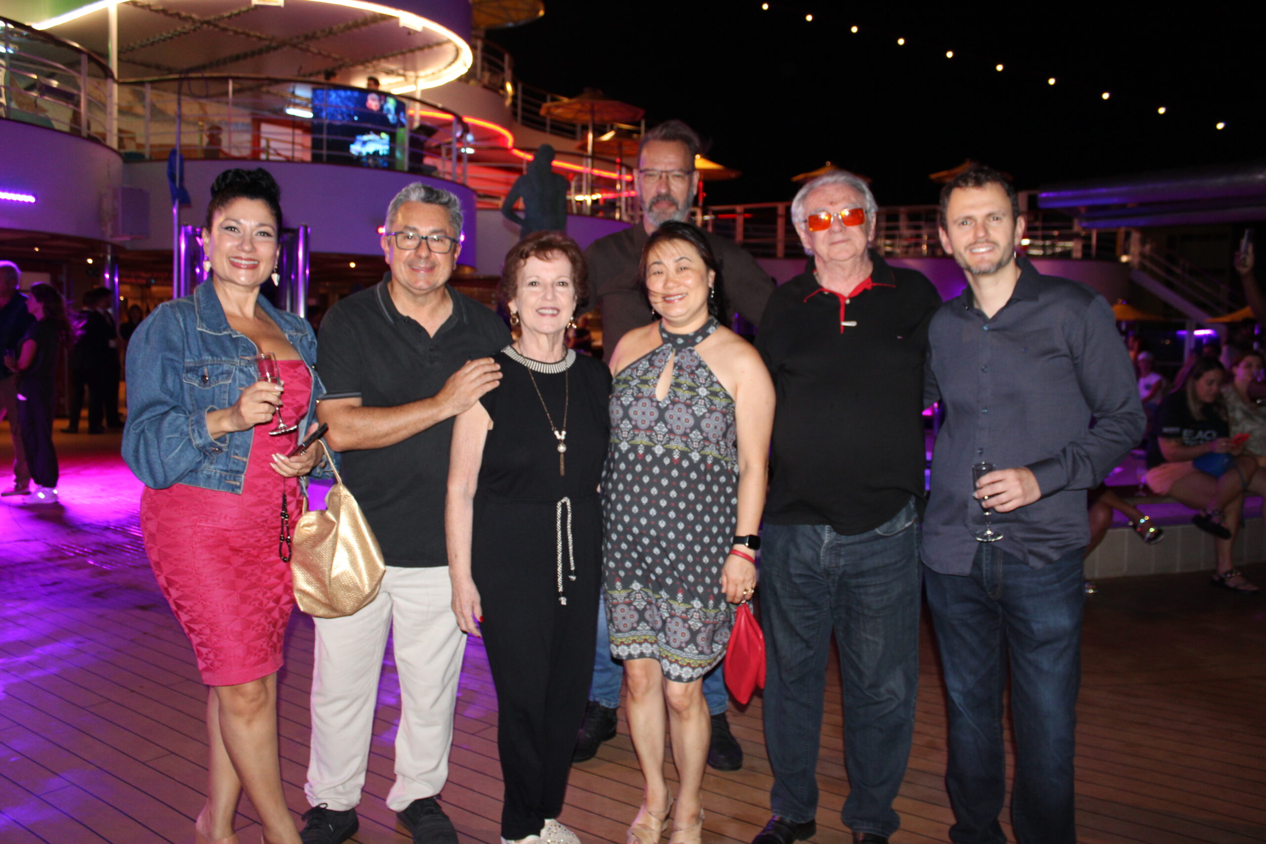Ana Menezes, da Cruzeiro Nós Amamos, Alexandre Ferreira, da Veja Turismo, Daisy Ferreira, da Fernando Lúcio Viagens e Turismo, Andréia Ferreira, da Veja Turismo, Roger Pasqua, do Cruzeiro Nós Amamos, Fernando Lúcio, da Fernando Lúcio Viagens e Turismo, e Ruy Ribeiro, da Costa Ana Menezes, da Cruzeiro Nós Amamos, Alexandre Ferreira, da Veja Turismo, Daisy Ferreira, da Fernando Lúcio Viagens e Turismo, Andréia Ferreira, da Veja Turismo, Roger Pasqua, do Cruzeiro Nós Amamos, Fernando Lúcio, da Fernando Lúcio Viagens e Turismo, e Ruy Ribeiro, da Costa