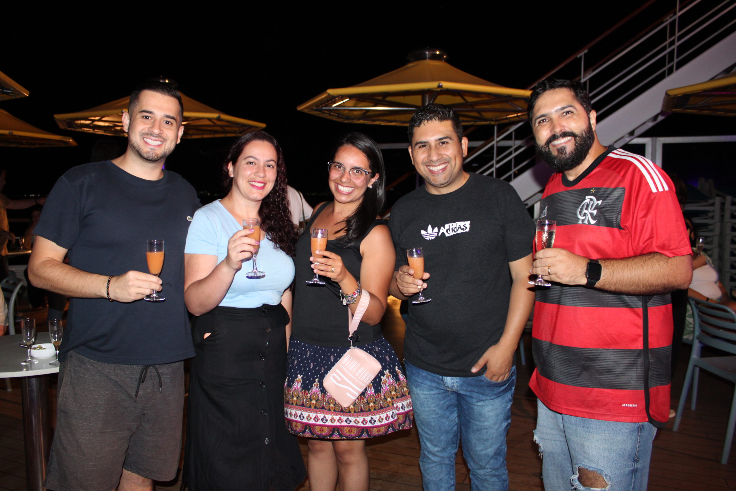 Mário Borges, Noemi Batista e Ariane Menezes, da R11, com Cristian Carneiro e Cristiano Santos, da Rhema Mário Borges, Noemi Batista e Ariane Menezes, da R11, com Cristian Carneiro e Cristiano Santos, da Rhema