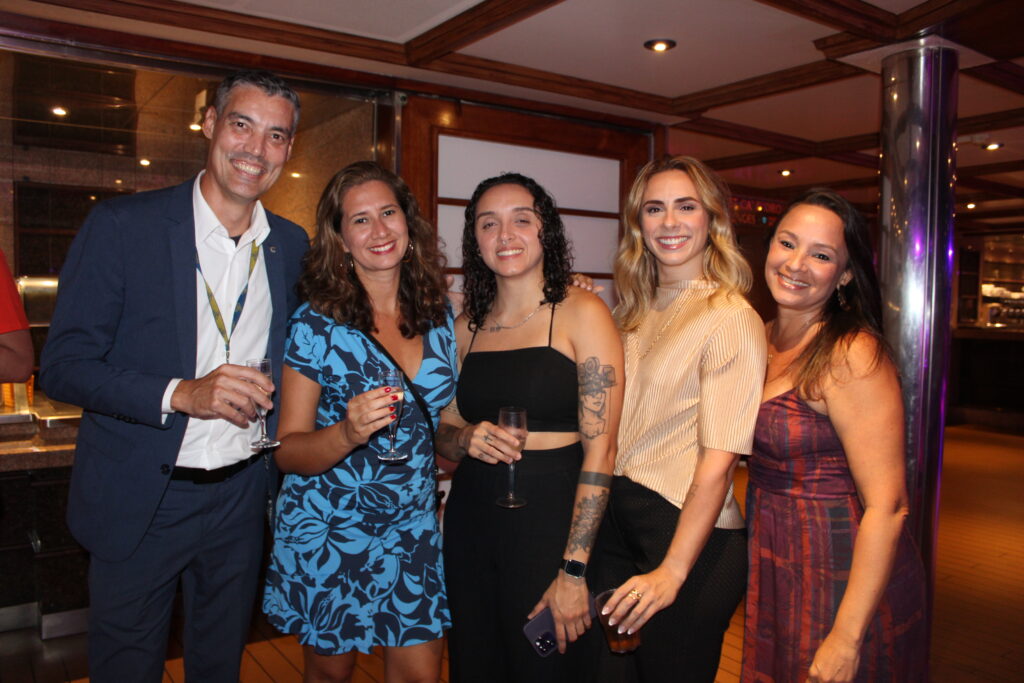Vinicius Freitas, da Costa, com Karine Rocha, Nia Mesmo, Ana Clara Fidalgo e Luciana Vieira Medeiros, da Quatro cantos Vinicius Freitas, da Costa, com Karine Rocha, Nia Mesmo, Ana Clara Fidalgo e Luciana Vieira Medeiros, da Quatro cantos