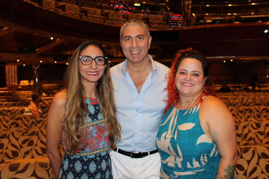 Isabella Galvão e Larissa Ferro, da Copastur, com Dário Rustico, da Costa