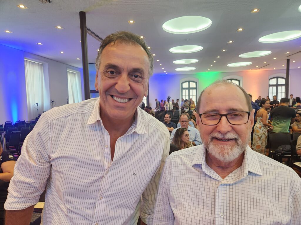 José Olavo, presidente do Contures, e Luiz Toniato, diretor do Sebrae ES
