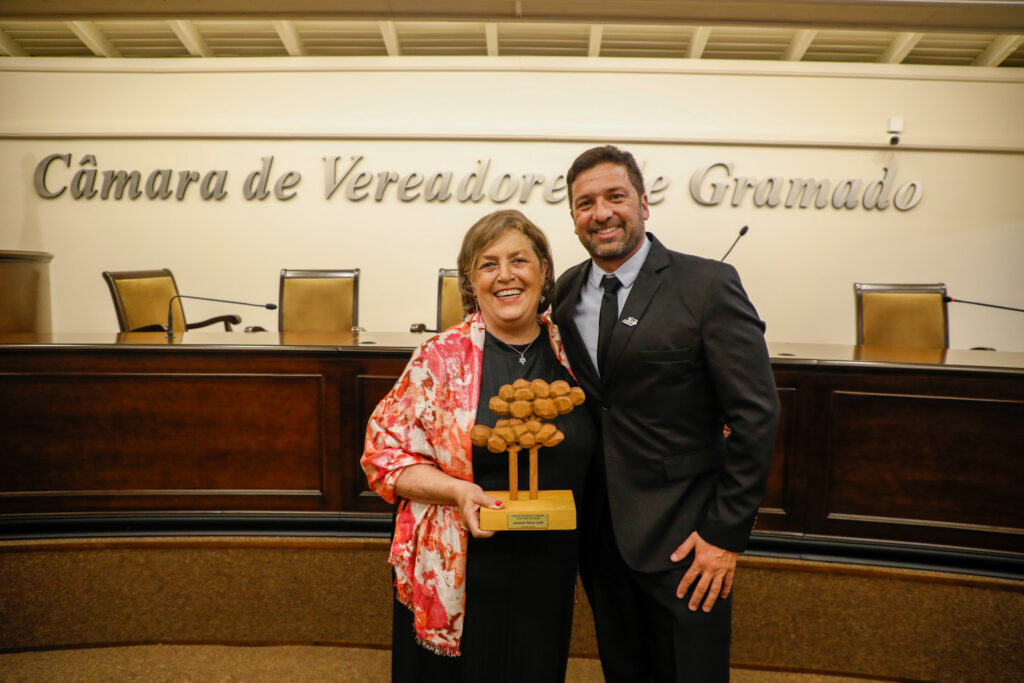 Jussara Yanez, e João Machado, presidente da Abav-RS