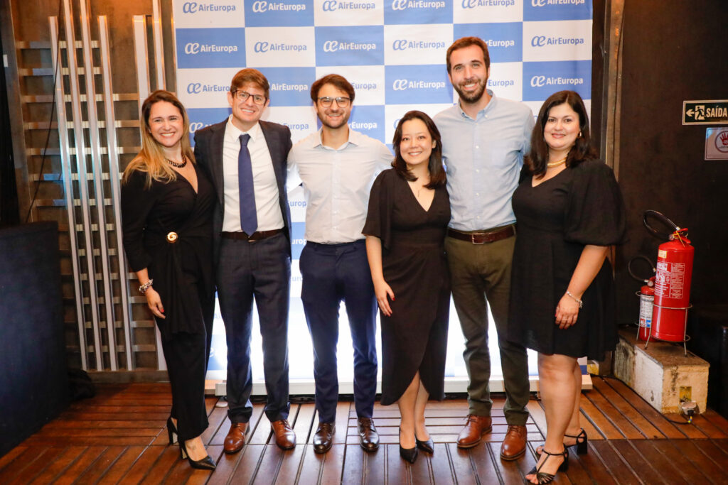 Kátia Locatelli, Rodrigo Lozasso, Renata Almeida e Juan Mudeh, da Smiles, com Gonzalo Romero e Claudia Shishido, da Air Europa Kátia Locatelli, Rodrigo Lozasso, Renata Almeida e Juan Mudeh, da Smiles, com Gonzalo Romero e Claudia Shishido, da Air Europa