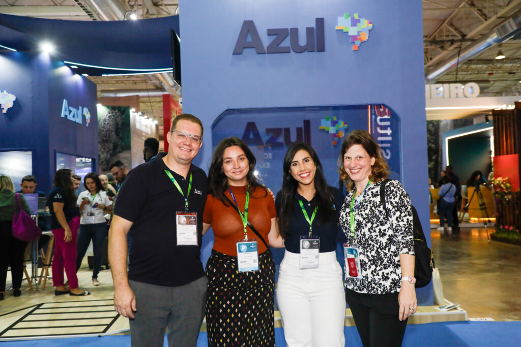 Kleber Sanches, da Azul Viagens, Laís Mosco, da Abav Nacional, Tayná Godoy, da Azul Viagens, e Mariana Alcorta, da Abav Nacional