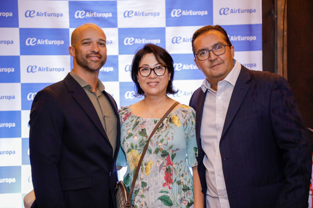 Lilian Hwang, da Transpac Travel Tour, entre Sérgio Araújo e Jairo Mesquita, da OpenTKT Lilian Hwang, da Transpac Travel Tour, entre Sérgio Araújo e Jairo Mesquita, da OpenTKT
