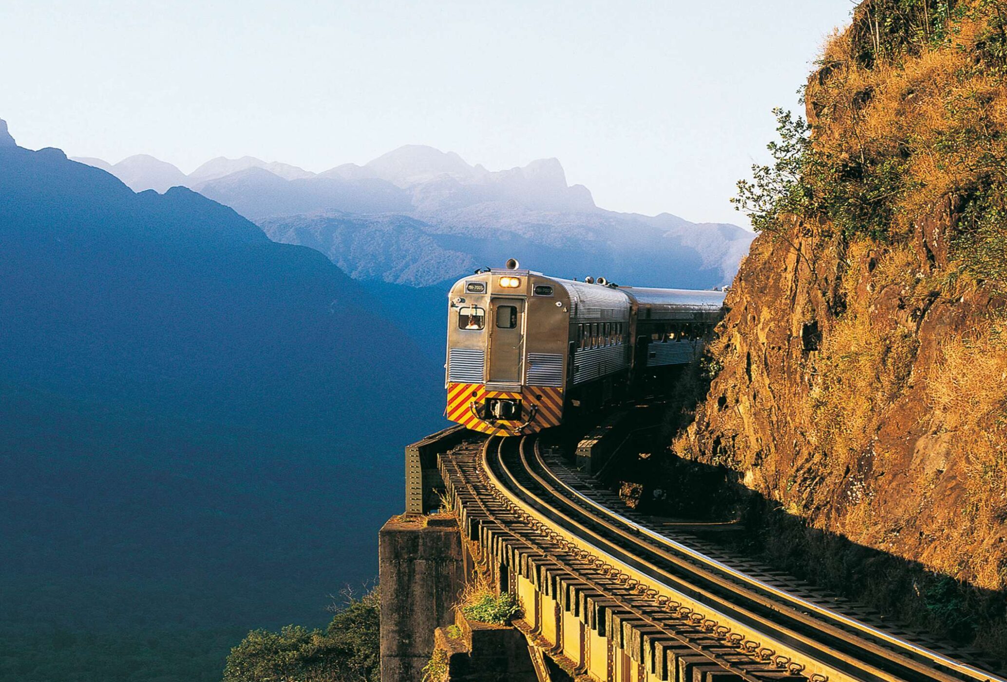 Curitiba recebe 1º Fórum de Fomento ao Turismo Ferroviário Brasileiro 1 Litorina no Viaduto do Carvalho fundado em 1885 PR 1 scaled e1700224010722 Curitiba recebe 1º Fórum de Fomento ao Turismo Ferroviário Brasileiro