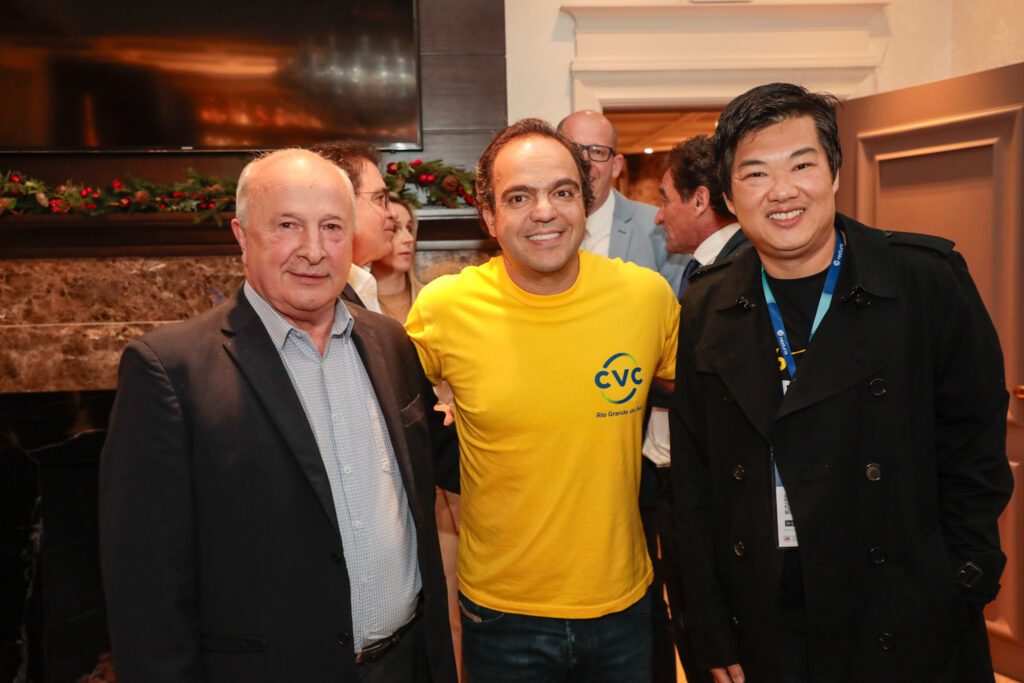 Luia Barbacovi, vice-prefeito de Gramado, com Fabio Godinho e Humberto Sato, da CVC