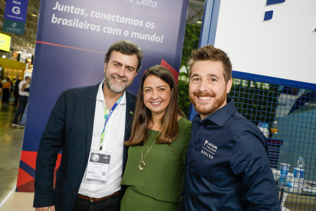 Marcelo Freixo, presidente da Embratur, Aline Mafra, da Latam, e Danilo Barbizan, da Delta