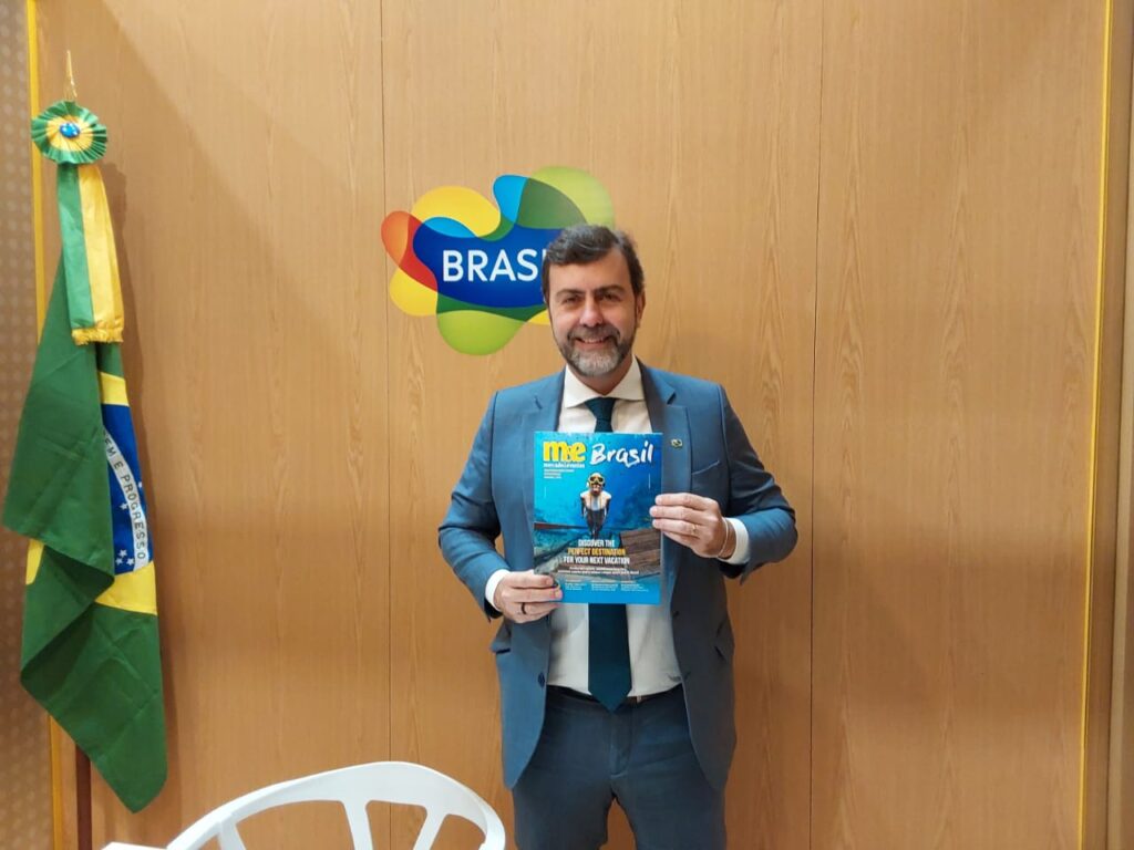Marcelo Freixo, presidente da Embratur, com a revista do M&E que está sendo distribuída da WTM London 2023