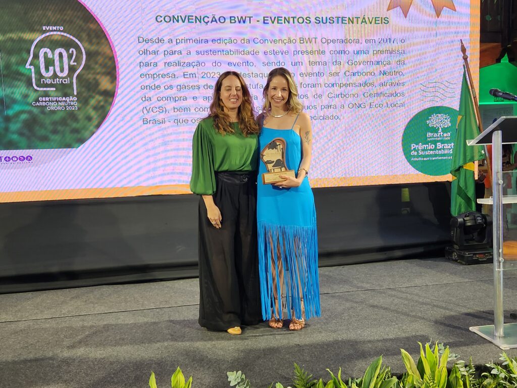 Marina Figueiredo presidene executiva da Braztoa e Camila Fumaco BWT Operadora vencedora 1 Prêmio Braztoa de Sustentabilidade 2023/2024 define os 10 vencedores; veja fotos