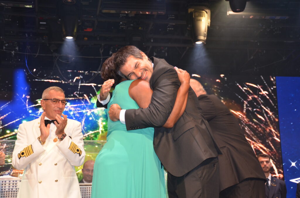 Marlene Ribeiro, madrinha do MSC Grandiosa abraçando Ignacio Palacios, da MSC