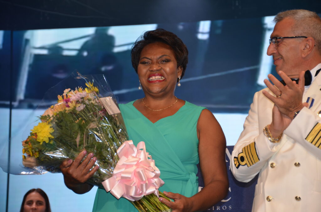 Marlene Ribeiro, madrinha do MSC Grandiosa, recebeu flores na cerimonia de inauguração