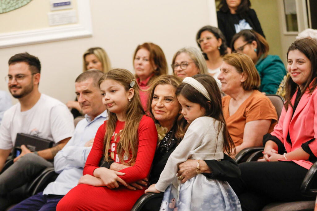 Marta Rossi acompanhada das netas, filho e irmão