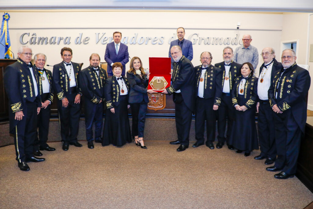 Marta Rossi recebe a Medalha de Mérito da Academia Brasileira de Eventos e Turismo; fotos 4 Marta Rossi acompanhada dos academicos da Academia Brasileira de Eventos e Turismo Marta Rossi recebe a Medalha de Mérito da Academia Brasileira de Eventos e Turismo; fotos