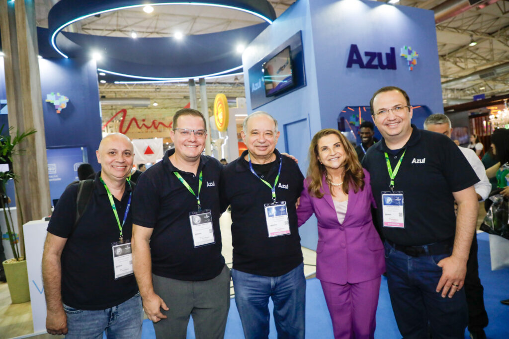 Marta Rossi, do Festuris, entre Luciano Matusiak, Kleber Sanches, Antônio Américo e Anderson Serafim, da Azul Marta Rossi, do Festuris, entre Luciano Matusiak, Kleber Sanches, Antônio Américo e Anderson Serafim, da Azul