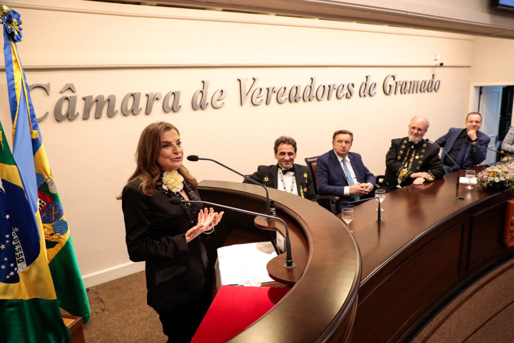 Marta Rossi durante seu discurso na Câmara de Vereadores de Gramado